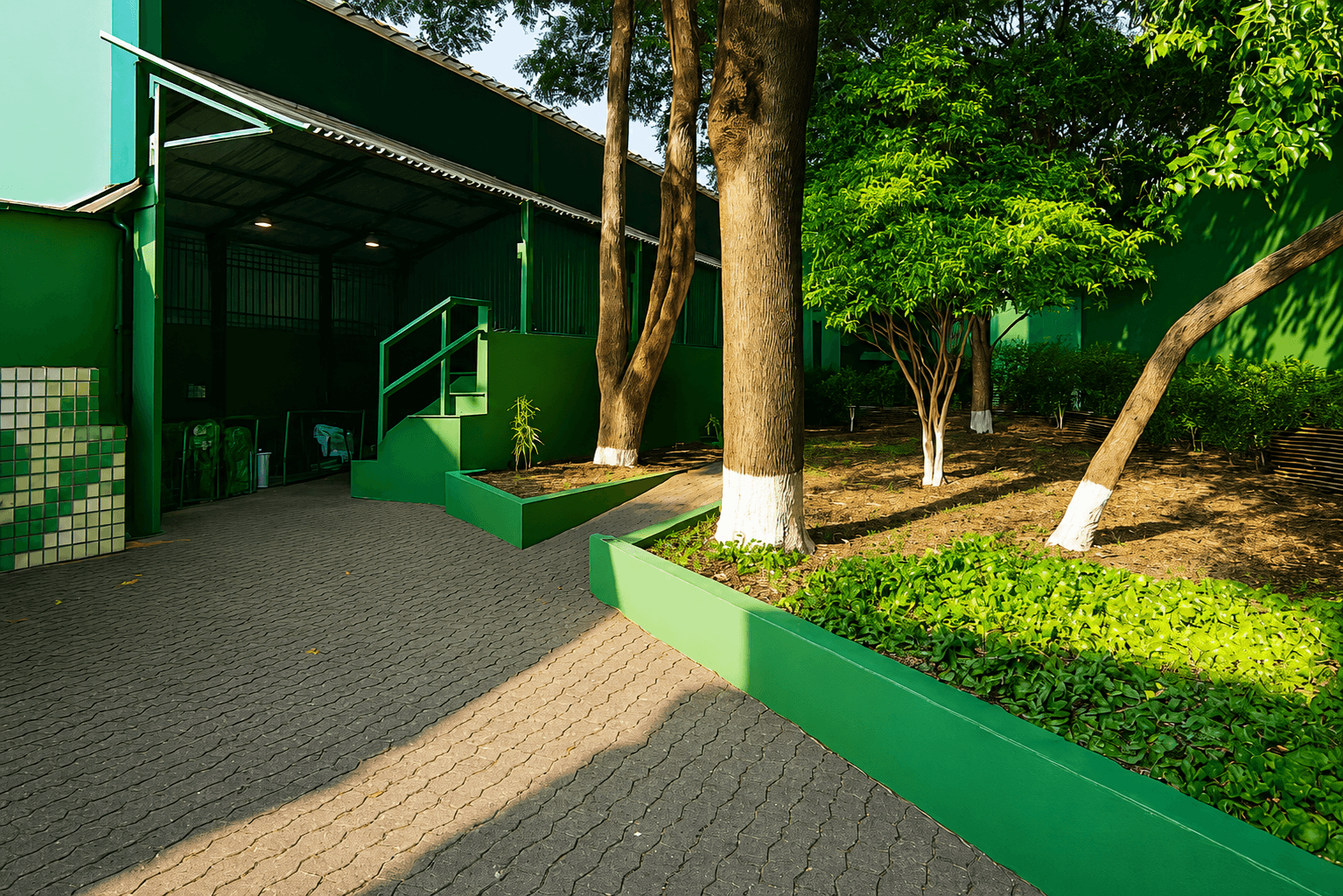 Área verde nativa e espaço ao ar livre no campus do Colégio Penha de França