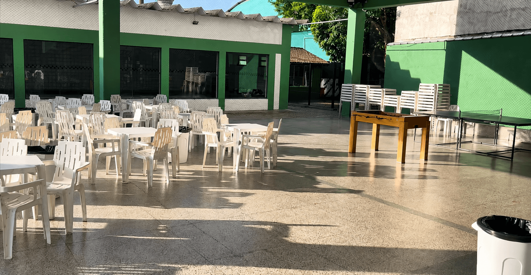 Pátio amplo para convivência e recreação dos alunos