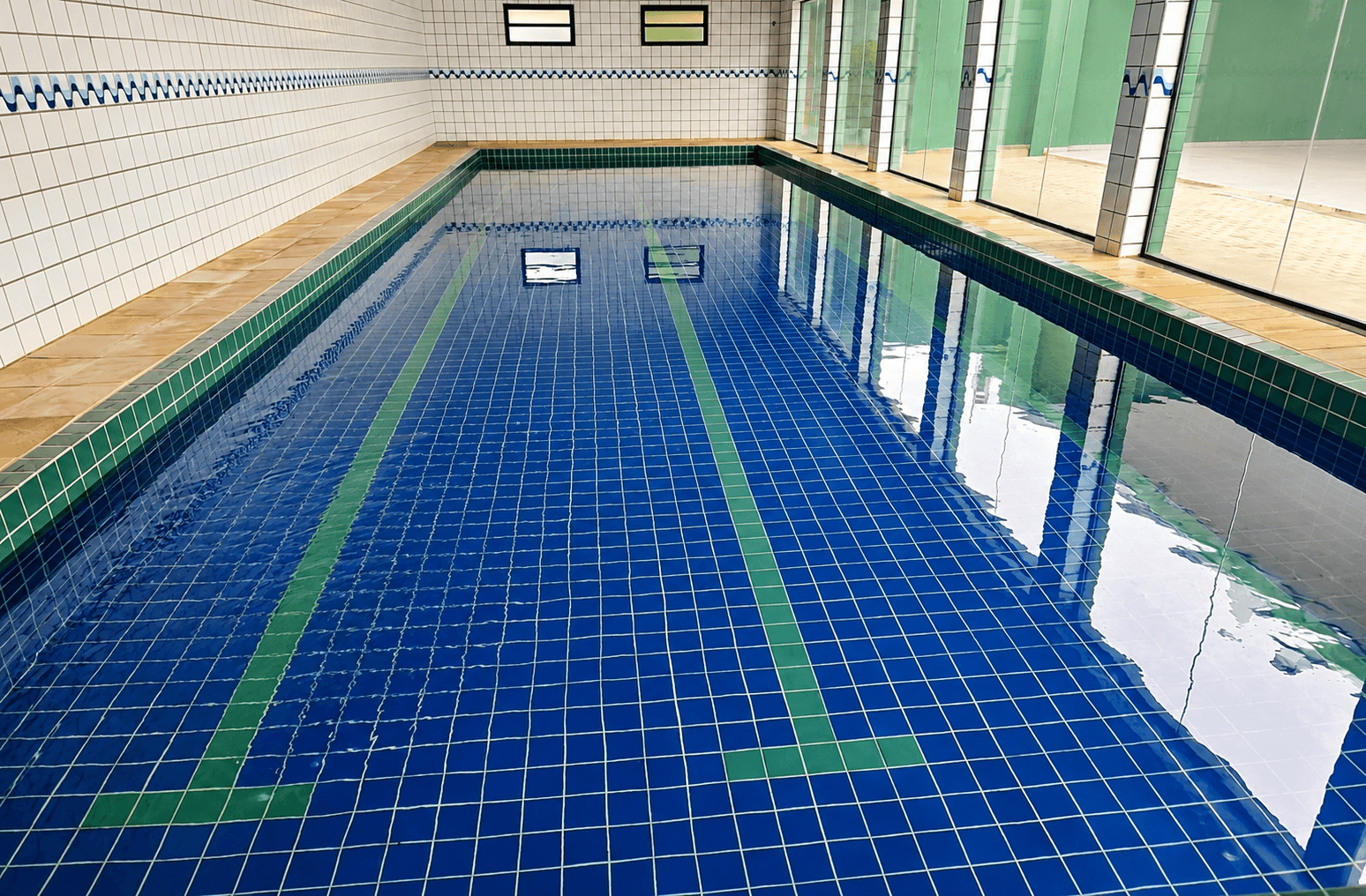 Piscina coberta e aquecida para aulas de natação no Colégio Penha de França