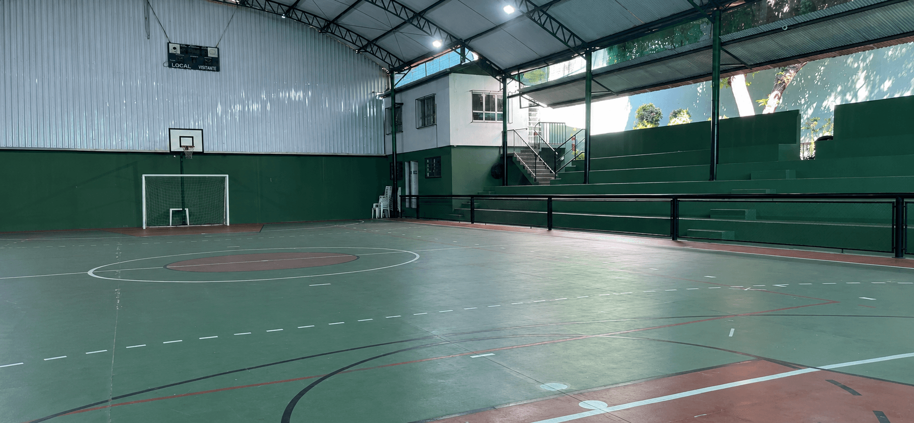 Quadra poliesportiva coberta para educação física, futsal e eventos